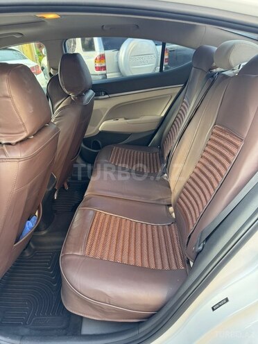 Hyundai Elantra-8