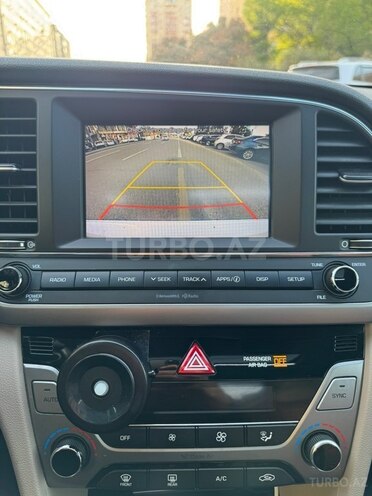 Hyundai Elantra-13