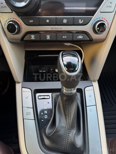 Hyundai Elantra-12