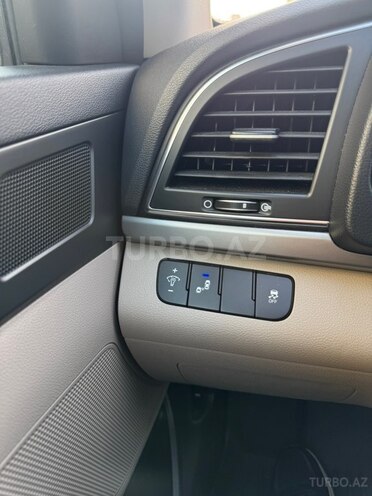 Hyundai Elantra-11