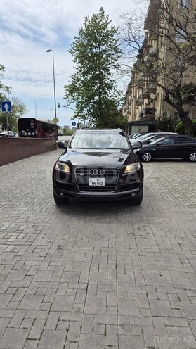 Audi Q7-1