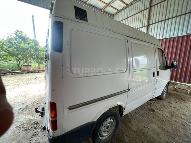 Ford Transit-4