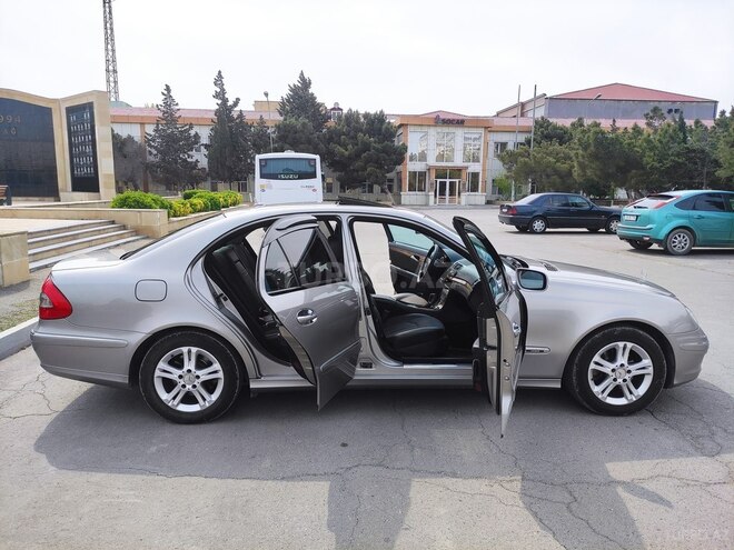 Mercedes E 220-11