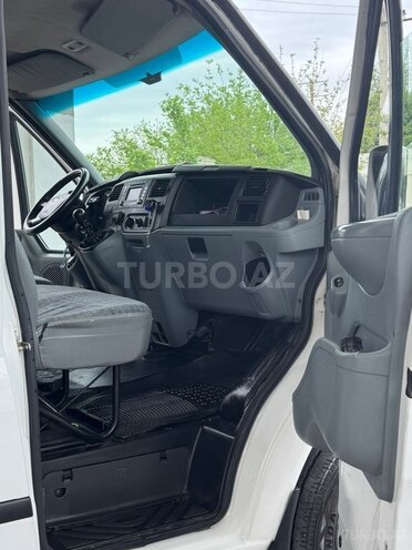Ford Transit-11