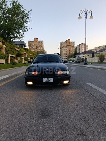 BMW 323-1