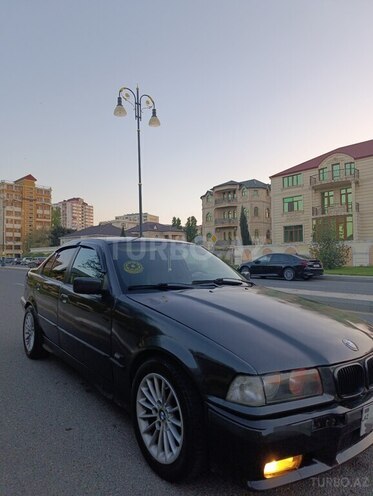BMW 323-4