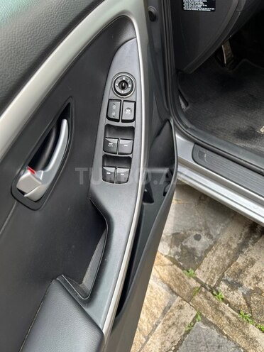 Hyundai Elantra-8