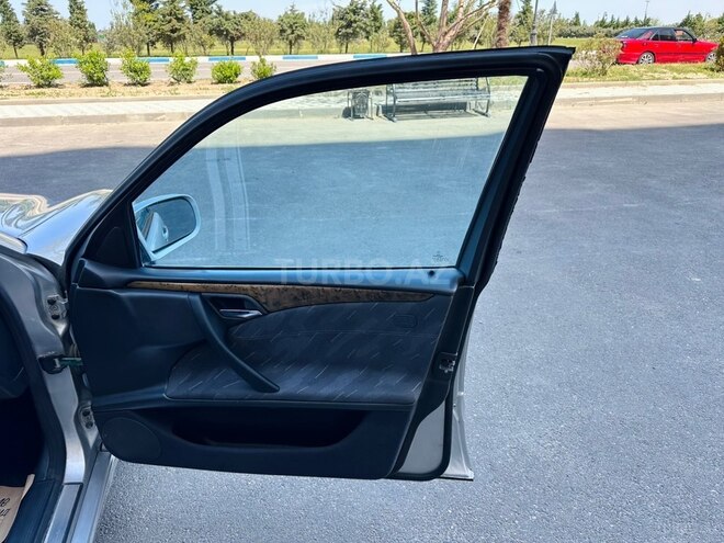 Mercedes E 220-11