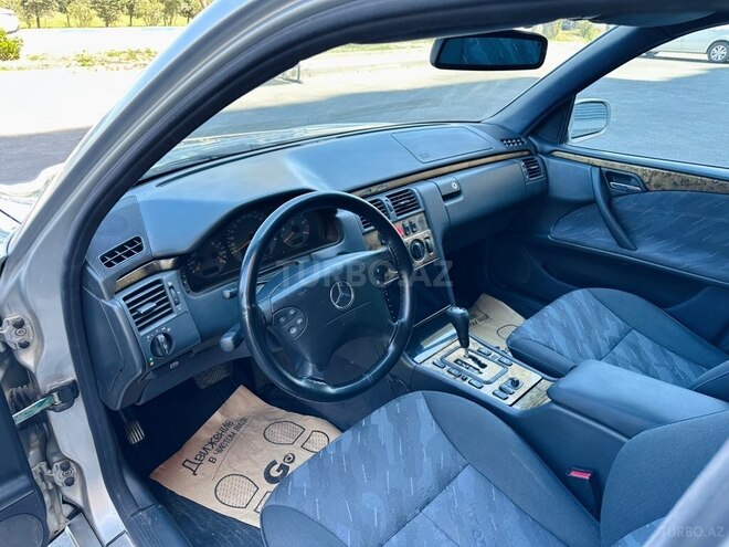 Mercedes E 220-17