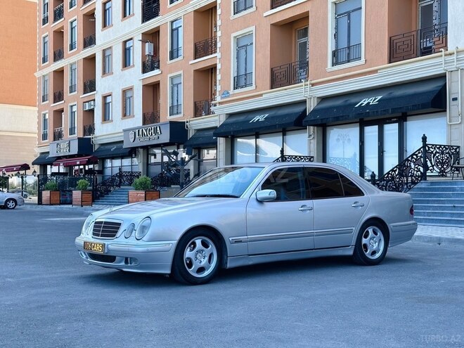 Mercedes E 220-29