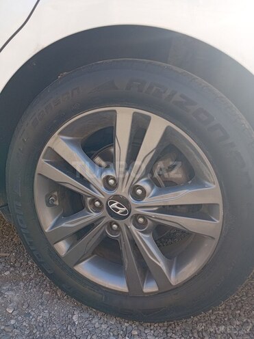 Hyundai Elantra-3