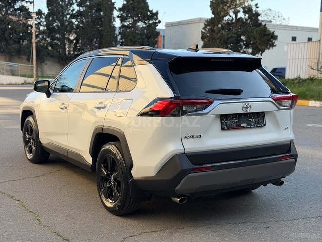 Toyota RAV4-8