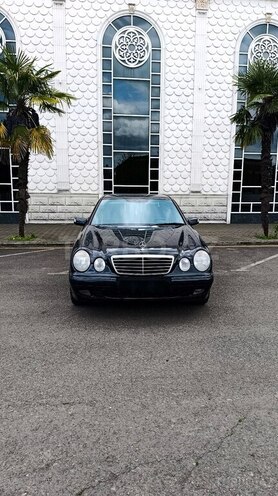 Mercedes E 220-1