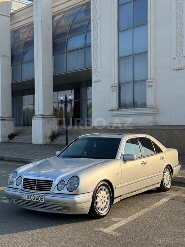 Mercedes E 280-1