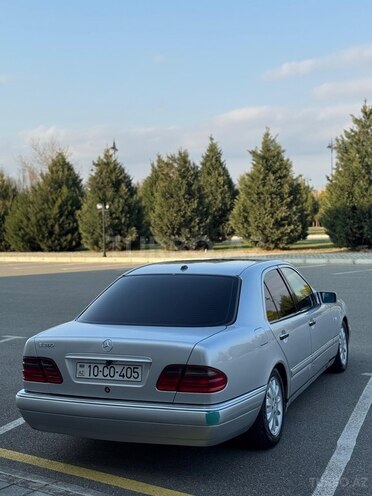 Mercedes E 280-4