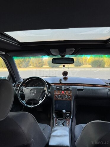 Mercedes E 280-11