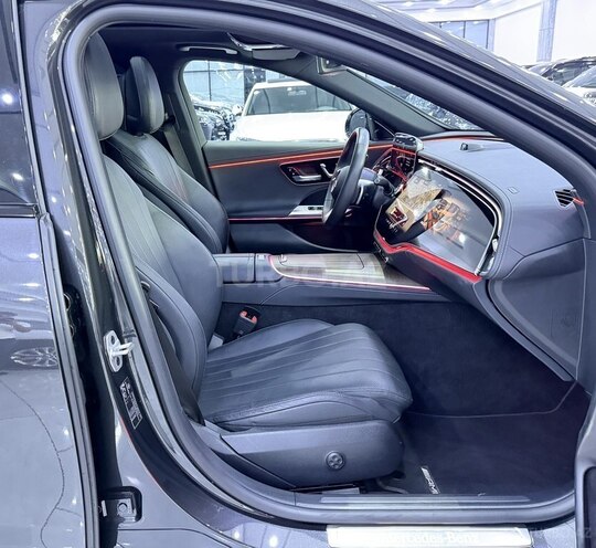 Mercedes E 300 e 4MATIC-12