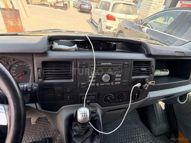 Ford Transit-10