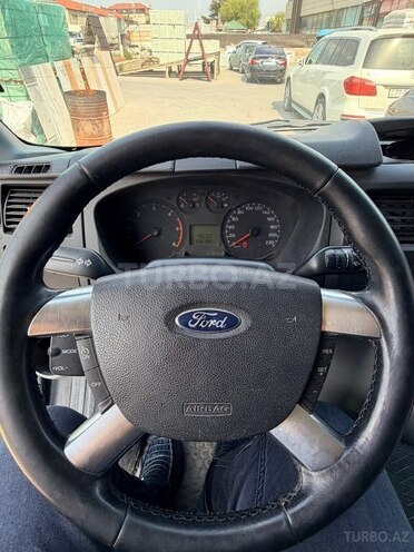 Ford Transit-9