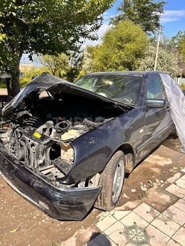 Mercedes E 240-2
