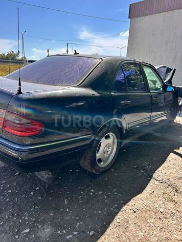 Mercedes E 240-4