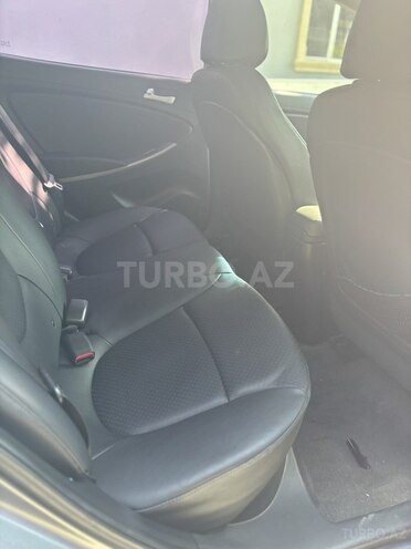 Hyundai Accent-12