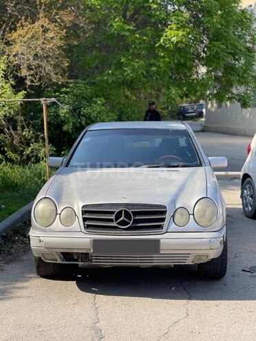 Mercedes E 230-1