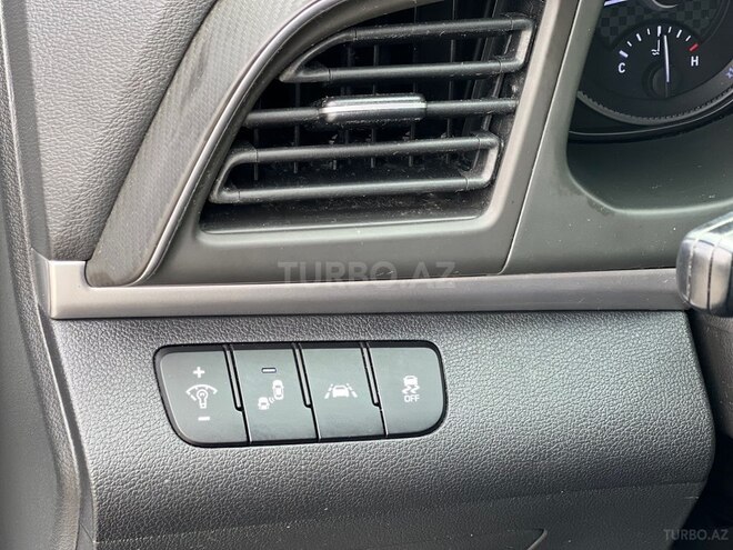 Hyundai Elantra-13