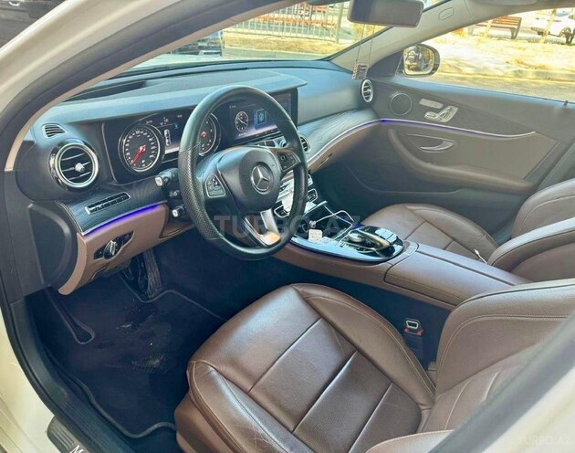 Mercedes E 220 d-3