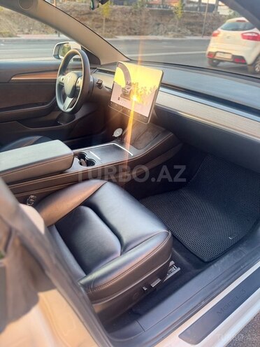 Tesla Model 3-12