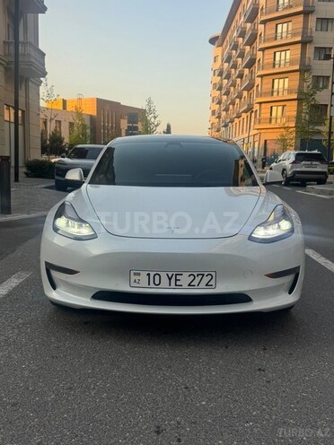 Tesla Model 3-1