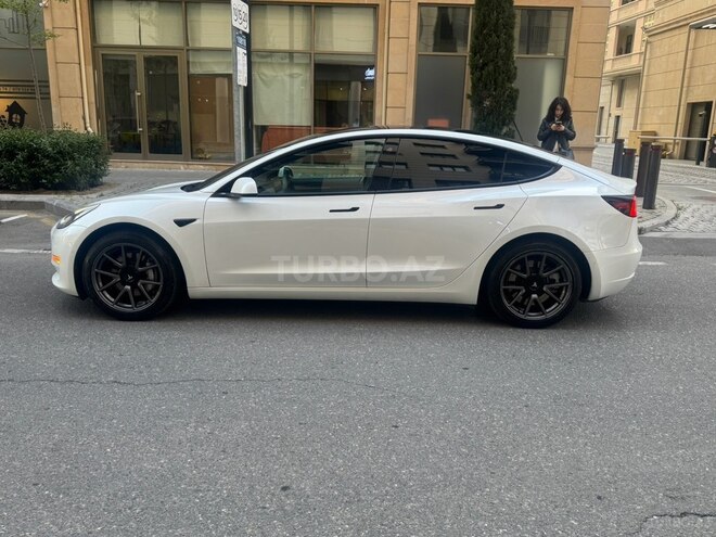 Tesla Model 3-4
