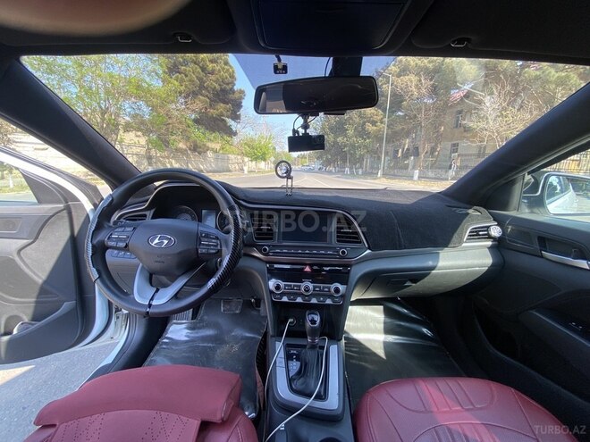 Hyundai Elantra-11