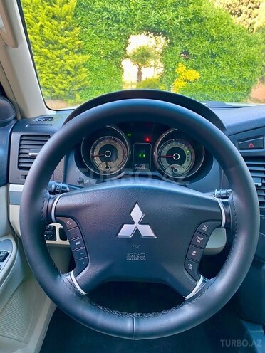Mitsubishi Pajero-7