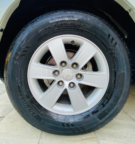 Mitsubishi Pajero-21