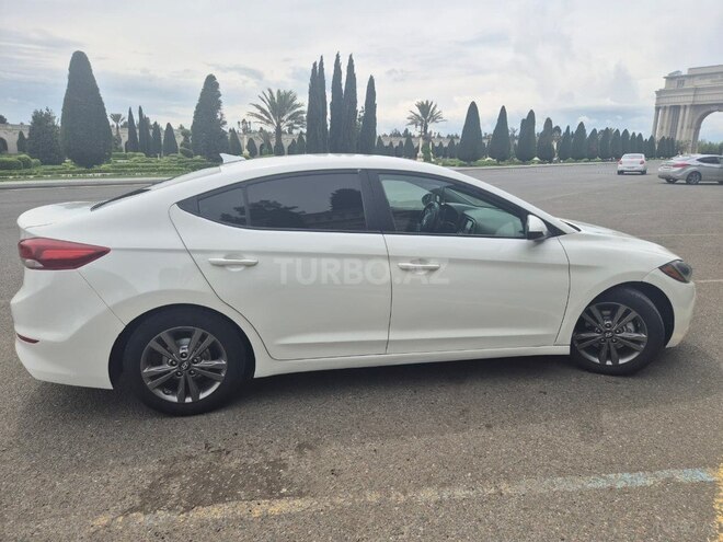 Hyundai Elantra-12