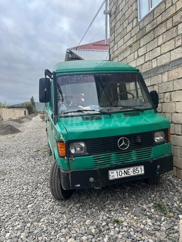 Mercedes 210 D-5