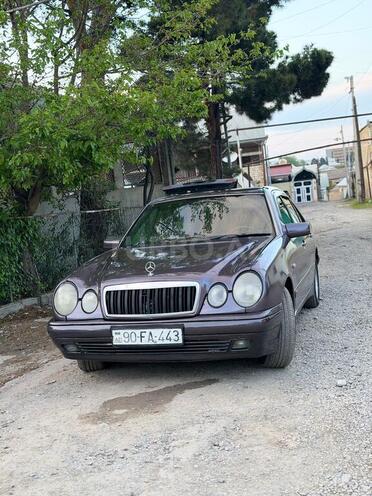 Mercedes E 220-1