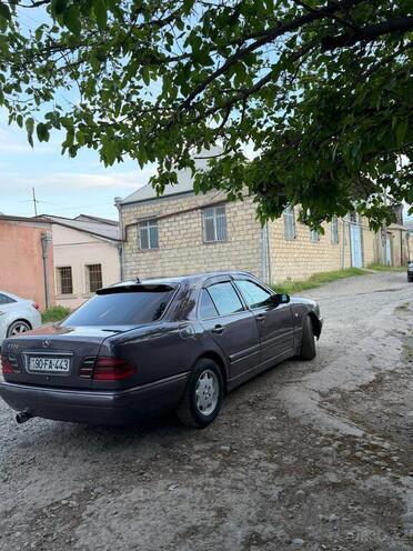 Mercedes E 220-2