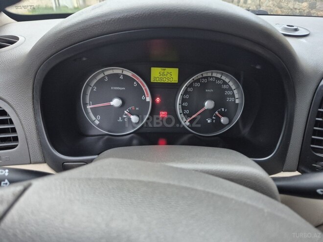 Hyundai Accent-17