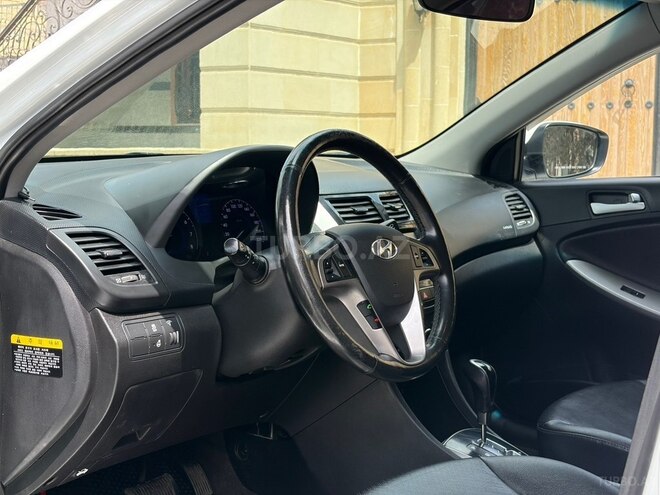 Hyundai Accent-13