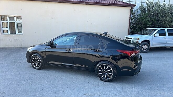 Hyundai Accent-12