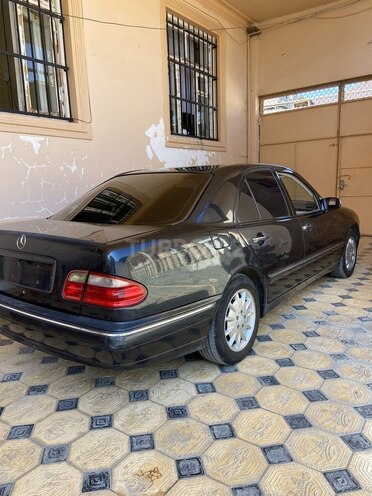 Mercedes E 240-3