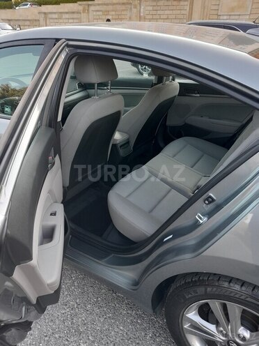 Hyundai Elantra-9