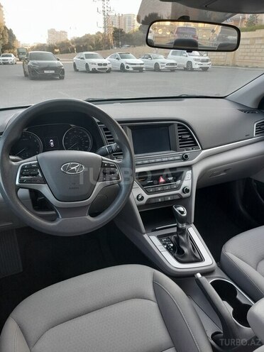Hyundai Elantra-10