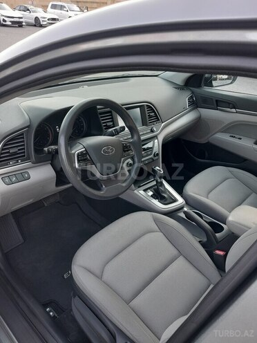 Hyundai Elantra-11