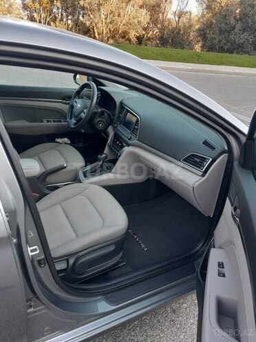 Hyundai Elantra-12