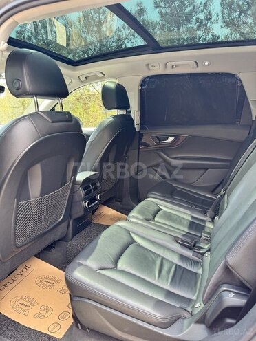 Audi Q7-9