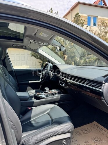 Audi Q7-8
