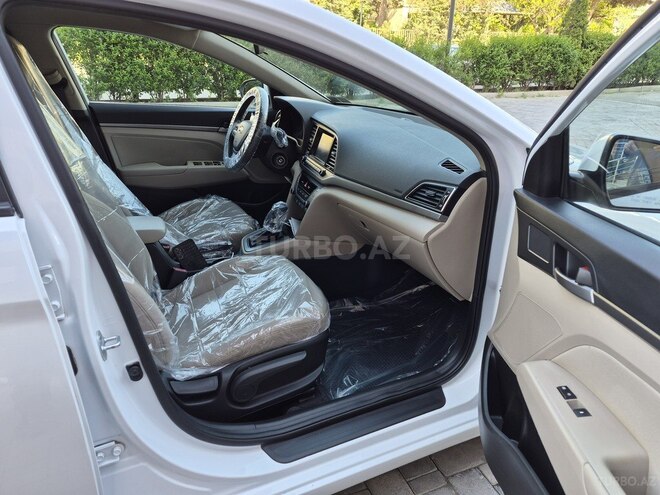 Hyundai Elantra-14